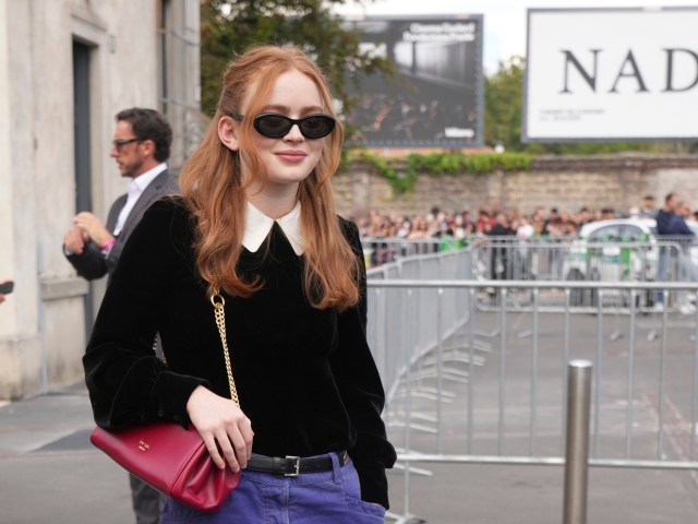 Herečka Sadie Sink pred prehliadkou Prada Jar/Leto 2026.