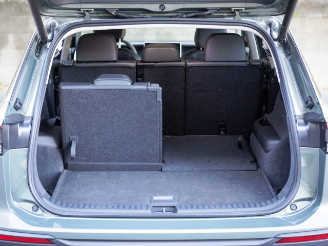 Kufor je obrovský v oboch verziách. Tak či tak poráža Tayron eTSI plug-in hybridnú verziu. A to aj keď má tri rady sedadiel. A ešte sa pod podlahu zmestí rezervné koleso. I keď za príplatok.