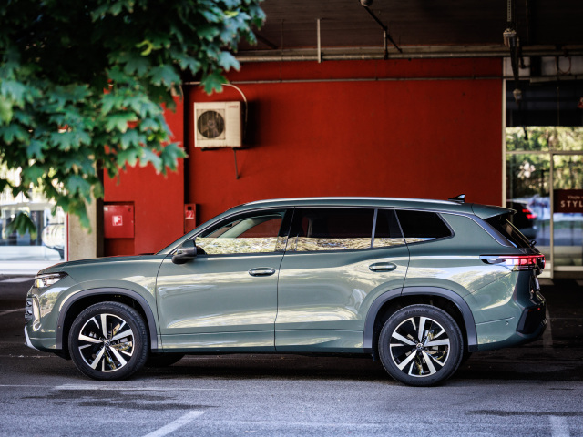 V porovnaní s Tiguanom je Tayron o 253 m dlhší, pričom na rázvore pribudlo 114 mm. Podstatné je, že konečne nepôsobí len ako dodatočne „natiahnutý“ Tiguan.