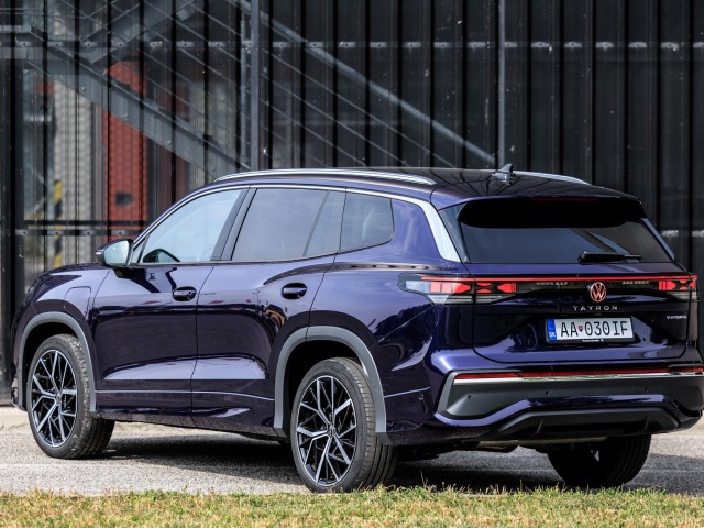 Obe verzie, mild-hybridná aj plug-in hybridná „cudne“ skrývajú výfuk. Novinkou zadnej časti je svietiace logo. Tentoraz červené.