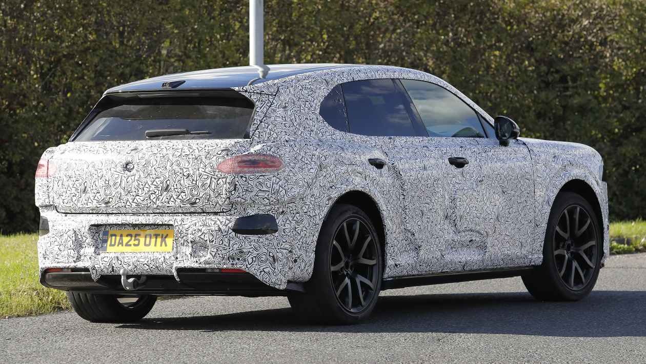 Základom nového SUV bude vylepšená platforma PPE s 800 V architektúrou a dvojicou elektromotorov, ktoré môžu ponúknuť výkon až 1 000 koní, teda približne 735 kW.