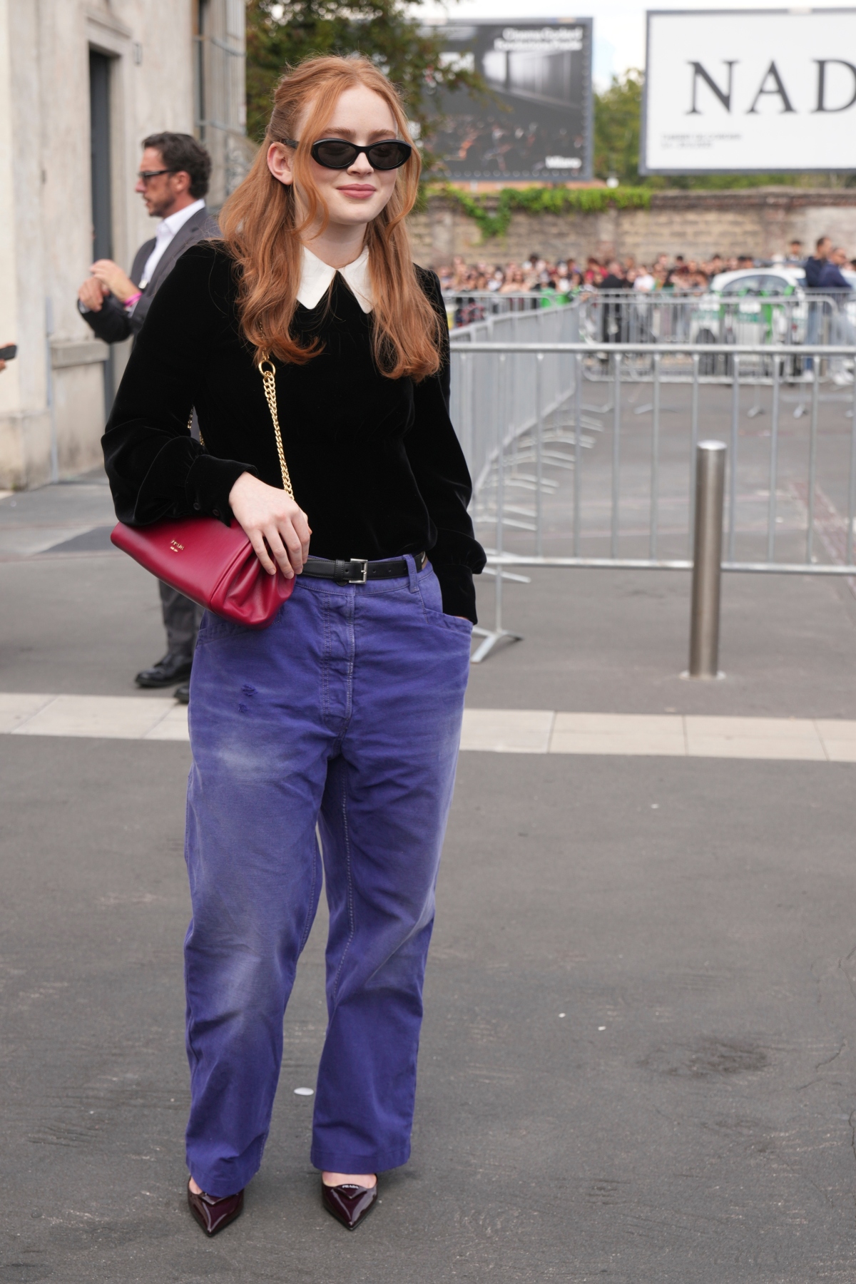 Herečka Sadie Sink pred prehliadkou Prada Jar/Leto 2026.