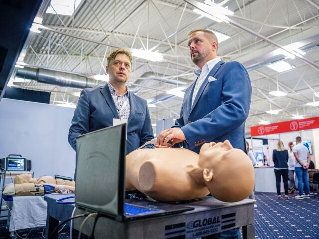 Minister zdravotníctva Kamil Šaško a doc. RNDr. Pavol Vitovič, PhD., vedúci Ústavu simulačného a virtuálneho medicínskeho vzdelávania na Lekárskej fakulte Univerzity Komenského v Bratislave.