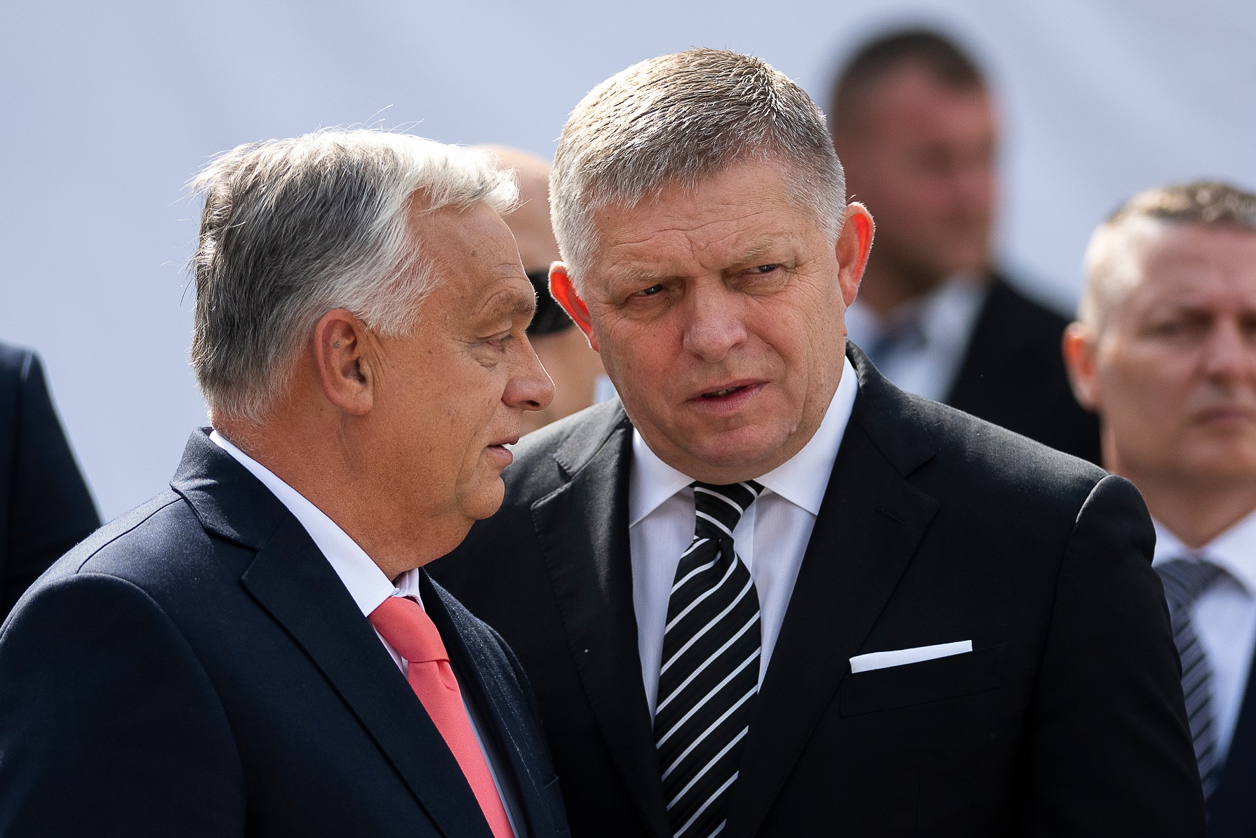 Maďarský premiér Viktor Orbán (vľavo) a premiér Robert Fico sa rozprávajú počas stretnutia v Ostrihome 28. septembra 2025