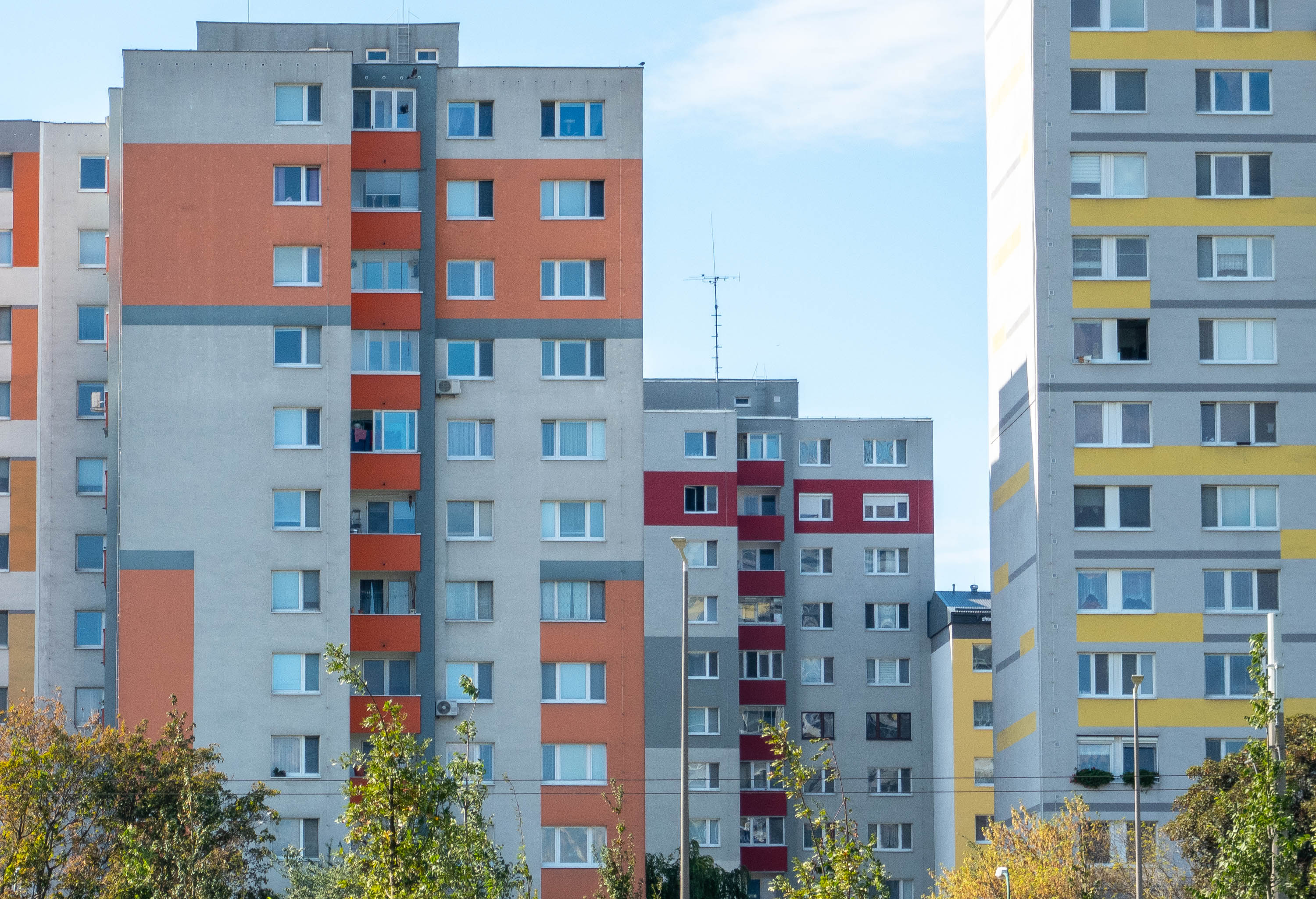 Petržalské paneláky sú síce odolné, rovnako ako tie v iných slovenských či českých mestách, no ich farebnosť už dávno nezodpovedá pôvodnej výstavbe.
