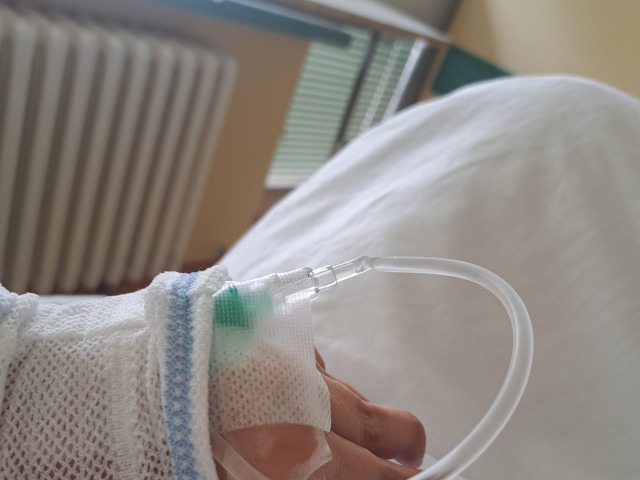 Sandrina ruka v nemocnici, kde je vymieňali bedrový kĺb. Fotila sa sama na nemocničnej posteli.