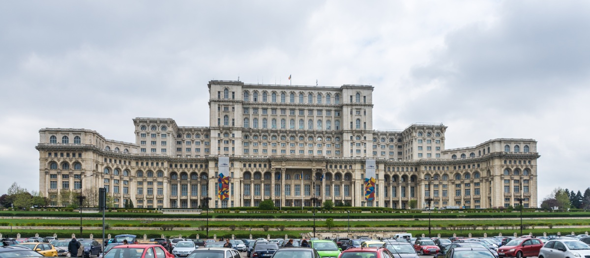 Palác ľudu je druhou najväčšou budovou sveta a najväčšou budovou euroázijského kontinentu. Ako sa volá mesto, ktorému dominuje?
