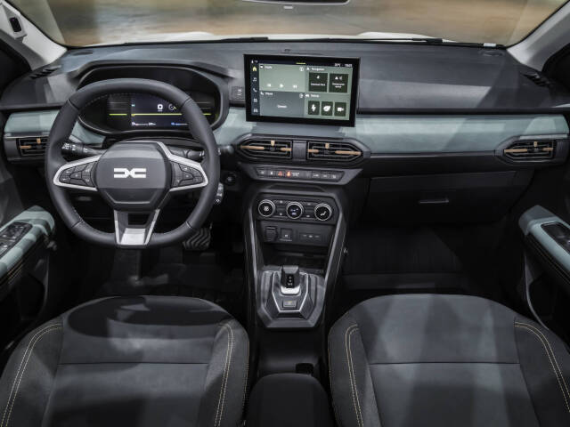 V interiéri sú nové textílie, no najmä modernejší infotainment s 10-palcovou dotykovou obrazovkou. Jeho grafike je prispôsobený aj digitálny prístrojový panel.