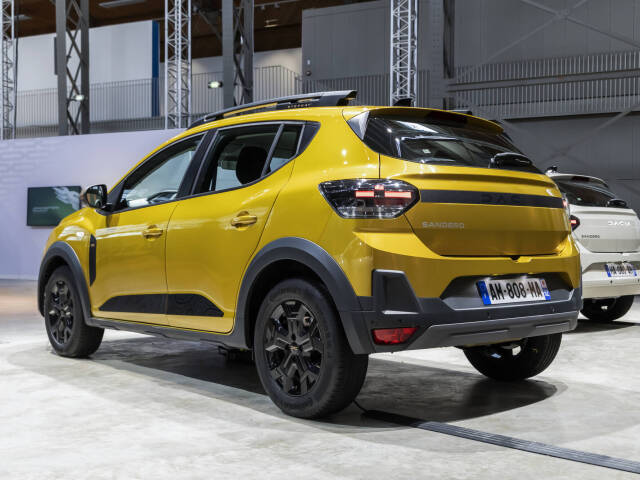 Nová je aj grafika zadných svetiel. Sandero Stepway navyše pridáva čierny pás.