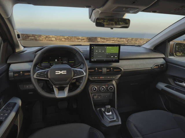 V interiéri sú nové textílie, no najmä modernejší infotainment s 10-palcovou dotykovou obrazovkou. Jeho grafike je prispôsobený aj digitálny prístrojový panel.