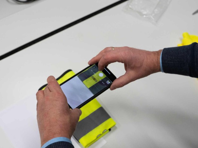 Fotometrické testovanie reflexných viest prebiehalo v špecializovanom laboratóriu. Pomôcť si však môžte aj fotoaparátom v smartfóne s aktivovaným bleskom.