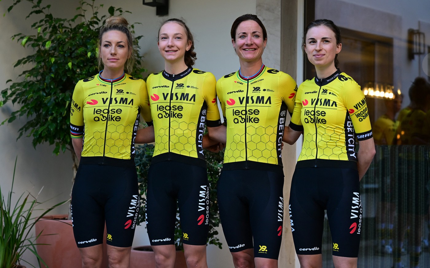 Viktória Chladoňová a jej kolegyne z tímu Visma - Lease a Bike, hviezdy ženského pelotónu - Francúzka Pauline Ferrandová-Prevotová, Holanďanka Marianne Vosová a Francúzka Marion Bunelová.
