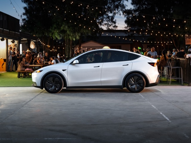 Tesla Model Y Standard 1
