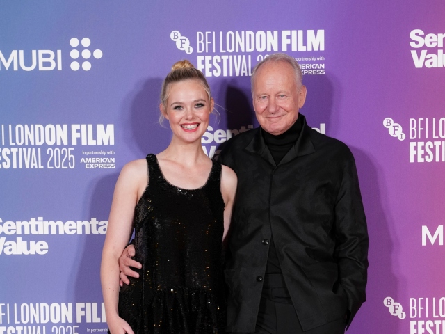 Herečka Elle Fanning a herec Stellan Skarsgard uviedli snímku Sentimental Value.