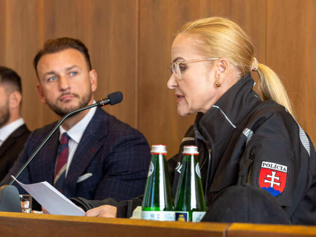 Dočasne poverenú policajnú prezidentku Janu Maškarovú (na snímke s ministrom vnútra Matúšom Šutajom Eštokom z Hlasu) vypočúval v pondelok parlamentný výbor pre obranu a bezpečnosť. Hoci je na čele zboru už deväť mesiacov, na to, aby ju riadne vymenovali do funkcie musí prejsť otázkami poslancov parlamentu.