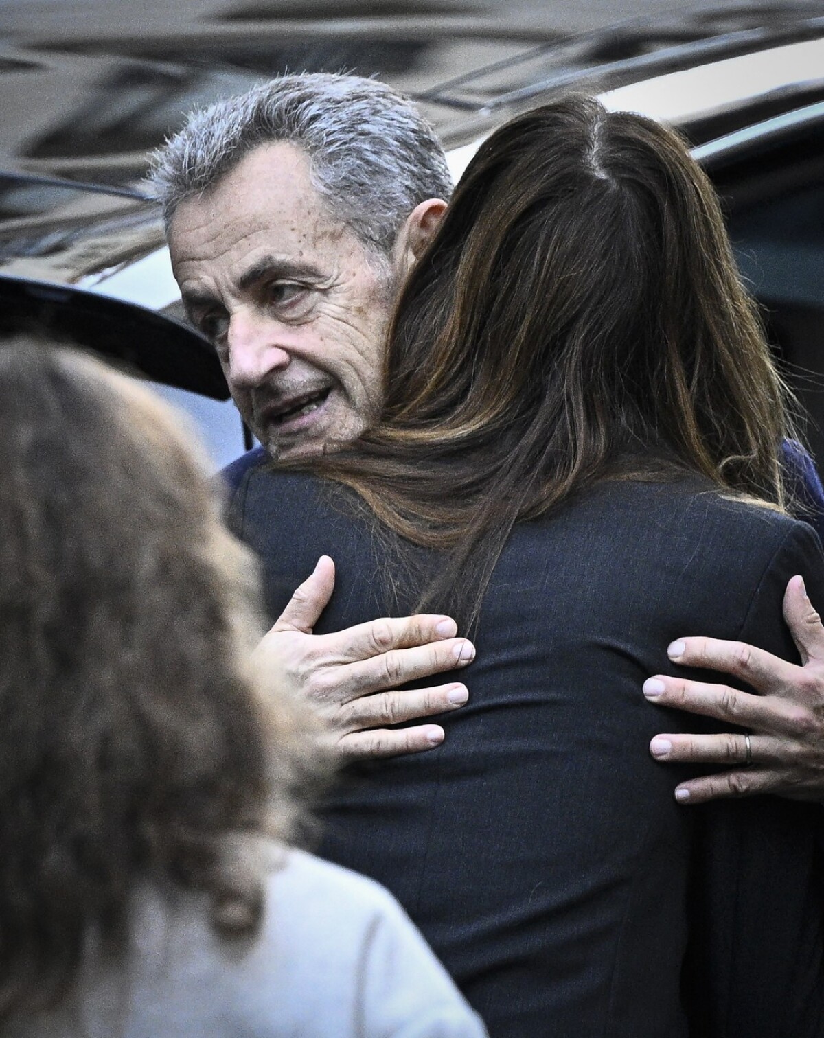 Posledné objatie Nicolasa Sarkozyho a jeho manželky Carly Bruni-Sarkozy.