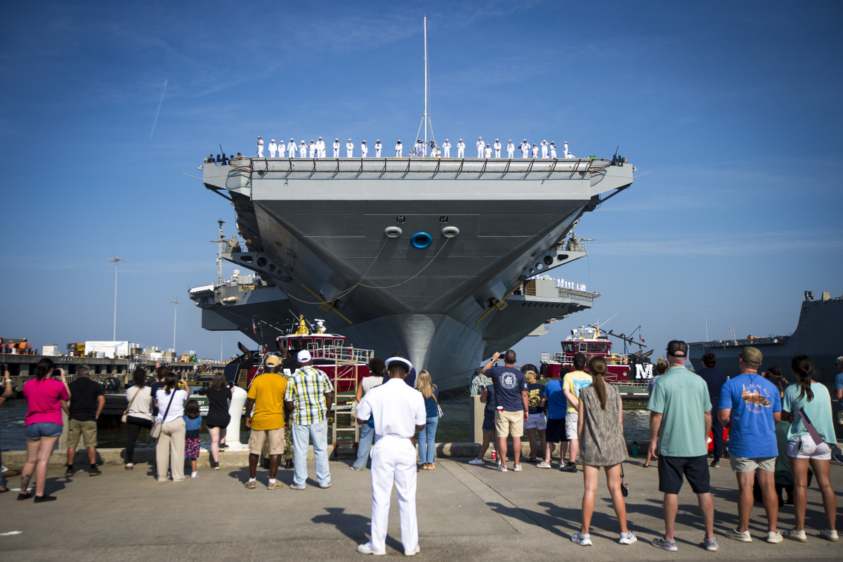 lietadlová loď USS Gerald R. Ford, námorníci