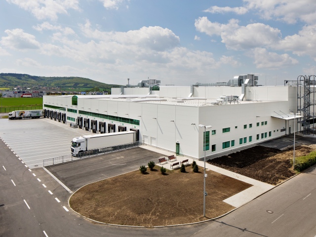 Unikátny logistický systém Škoda Parts Center zabezpečuje, že 98 % originálnych náhradných dielov Škoda je doručených do autorizovaných servisov do 24 hodín od objednania.