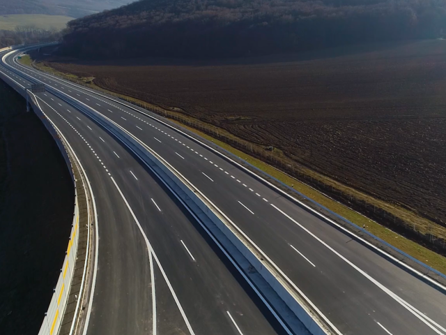 Na Slovensku nemáme ani 900 km spoplatnených diaľnic a rýchlostných ciest, no diaľničná známka je len nepatrne lacnejšia než rakúska, kde má diaľničná sieť 2 250 kilometrov.