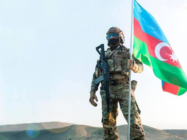 Azerbajdžanský vojak s vlajkou