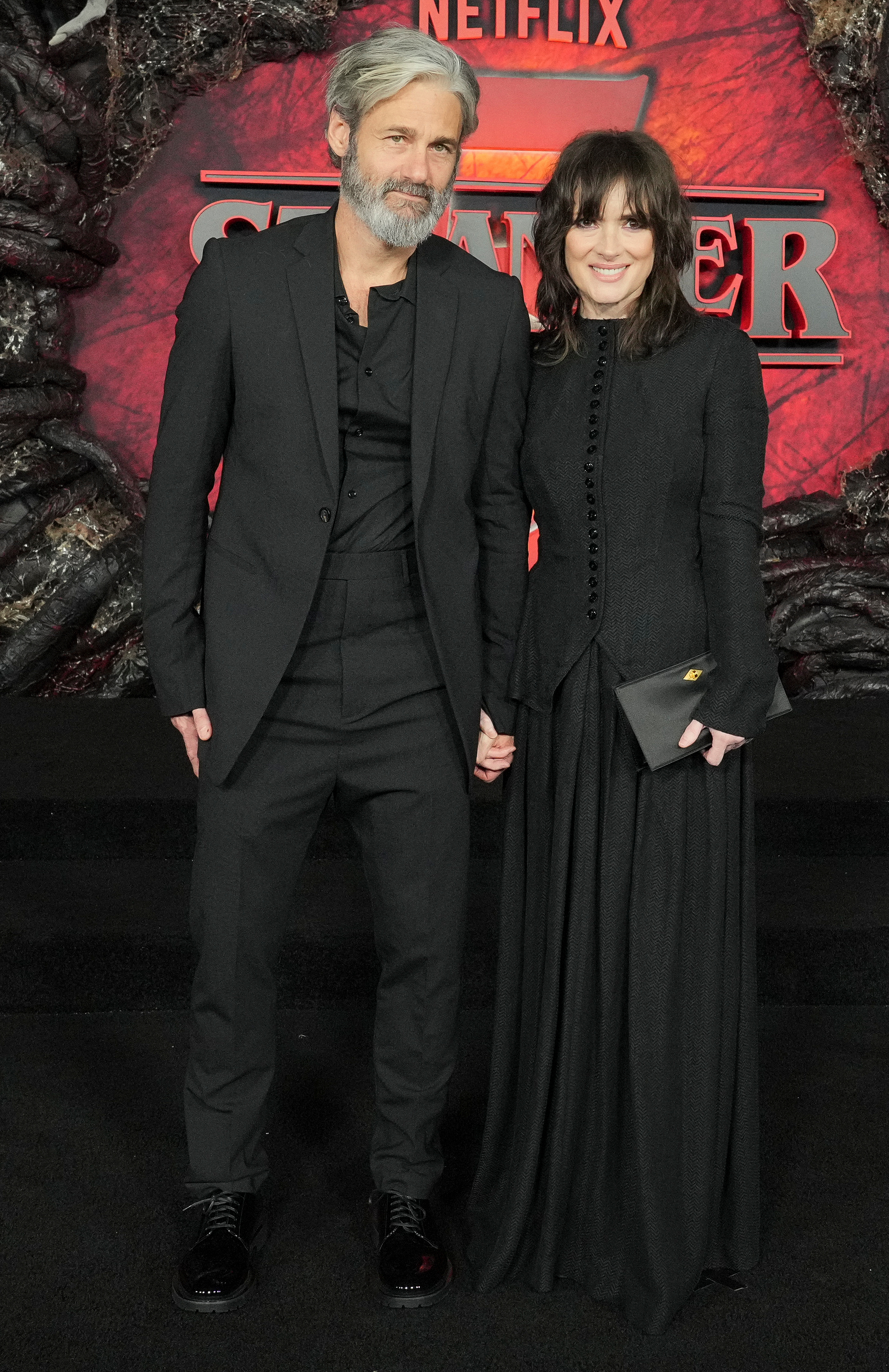 Herečka Winona Ryder v kreácii Yohji Yamamoto. A po boku jej životný partner Scott Mackinlay.
