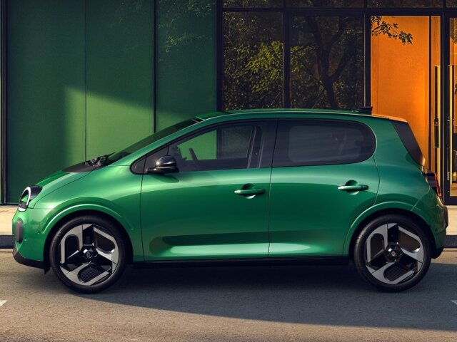 Na dĺžku má Twingo E-Tech len 3 790 mm, ale rázvor náprav je dlhý takmer 2,5 metra. Sľubuje preto dosť miesta pre štyroch dospelých. Pomáhajú aj dva pári dverí.