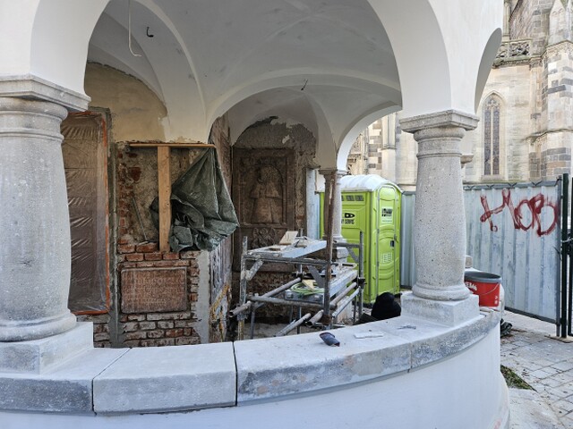 Počas rekonštrukcie Urbanovej veže začalo zasklievanie arkád. Niektorým Košičanom sa to nepáči, podľa odborníkov má ochrániť vzácne náhrobky pred dažďom.