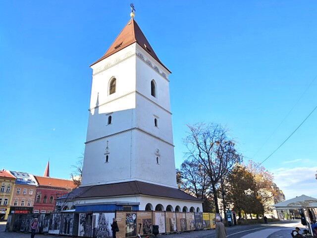 Počas rekonštrukcie Urbanovej veže začalo zasklievanie arkád. Niektorým Košičanom sa to nepáči, podľa odborníkov má ochrániť vzácne náhrobky pred dažďom.