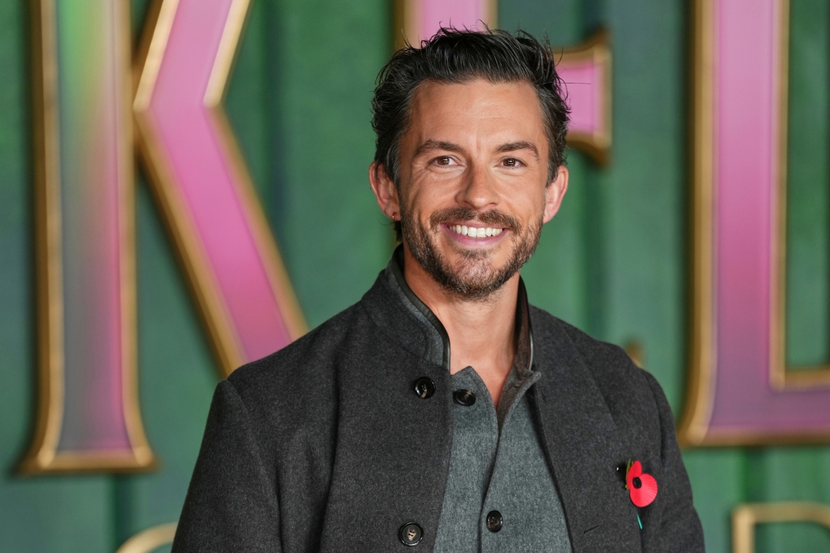 Herec Jonathan Bailey nechýbal na londýnskej premiére. 