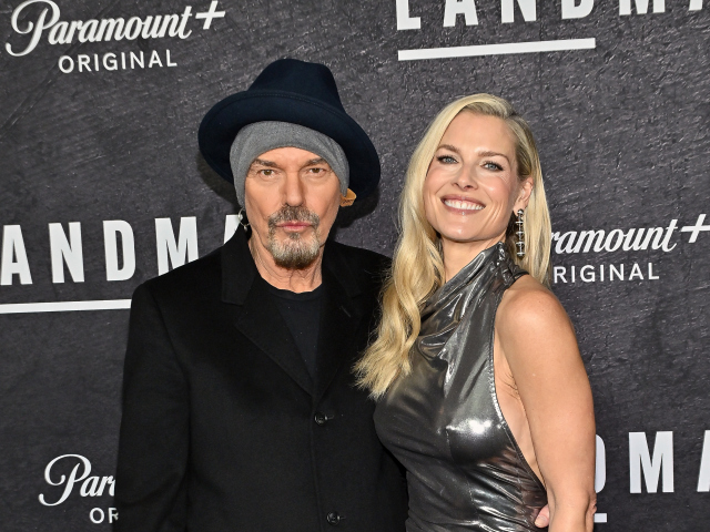 Herec Billy Bob Thornton tentoraz objímal kolegyňu Ali Larter.