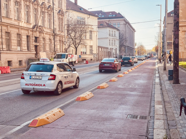 Nábrežie jazdný pruh pre cyklistov