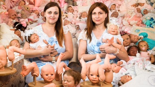 Bábiky ako napodobenina živých bábätiek, aj to môže byť jedna z podôb lásky. Fotografka Dita Pepe na snímke s Nikol Chmelařovou, ktorá spolu s mamou Monikou venujú svoju remeselnú zručnosť výrobe bábik.