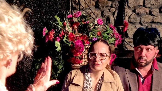 Zuzana Šebová a Viktor Horján ako manažér v novej inscenácii divadla GUnaGU Zajtra je premiéra.