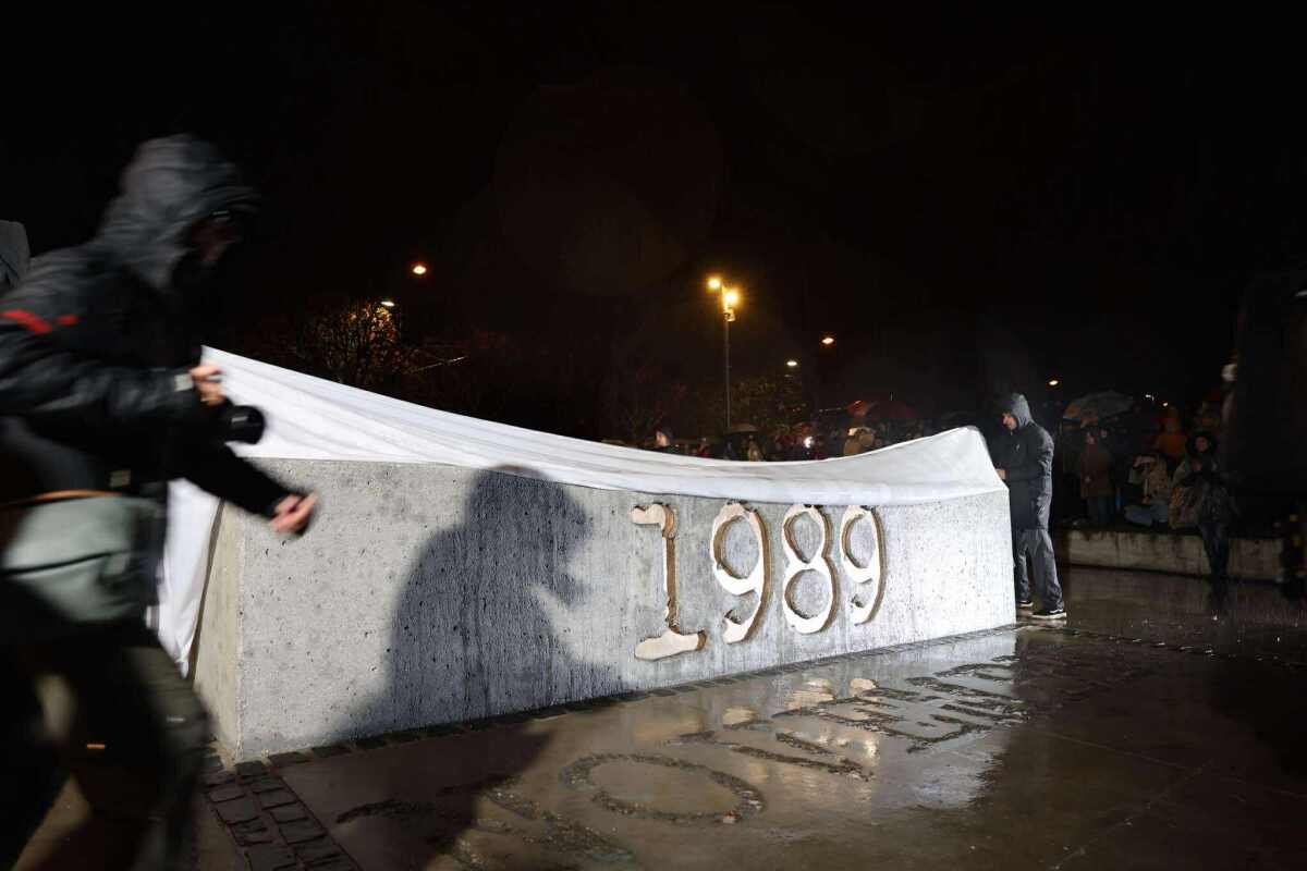 pamätník novembra 1989, bratislava