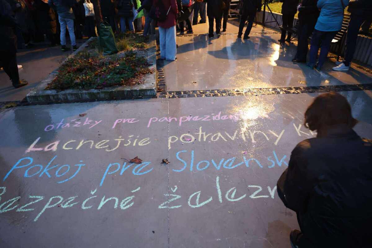 zhromaždenie, protest, krieda