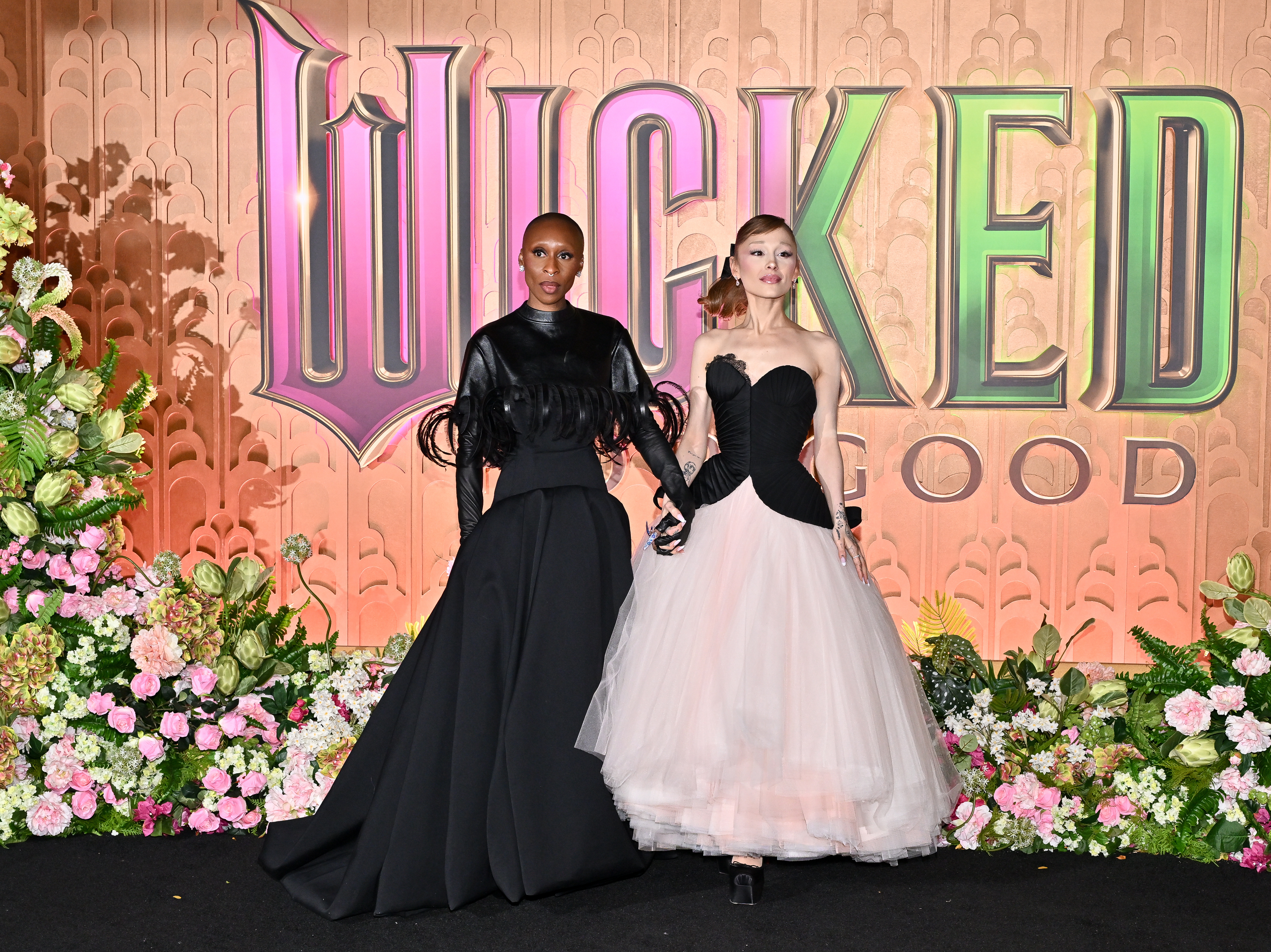 Herečky Cynthia Erivo (vľavo) a Ariana Grande spoločne uviedli film Čarodejka: Druhá časť. Jedna v kreácii Balenciaga, druhá v modeli Schiaparelli Haute Couture.