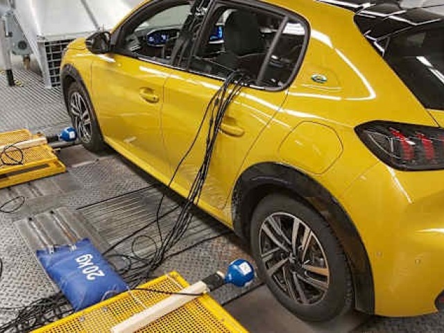 Peugeot 208 bol jediným modelom so spaľovacím motorom. Slúžil ako referencia, aby bolo možné zistiť či sú na tom elektromobily z hľadiska elektrosmogu horšie.