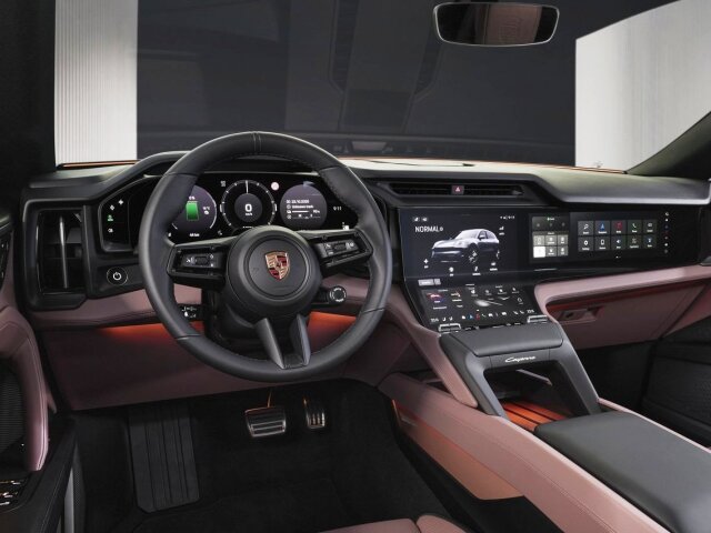 Interiér je na Porsche pomerne netradičný. Najväčšou novinkou je Flow display, teda zakrivená obrazovka, ktorá prechádza z palubnej dosky do stredovej konzoly.