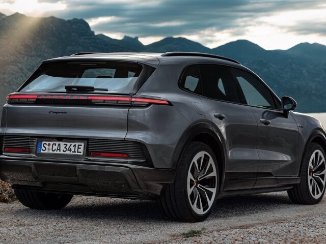 Vzadu má Cayenne Electric uzučké svetlá s nasvieteným nápisom Porsche.