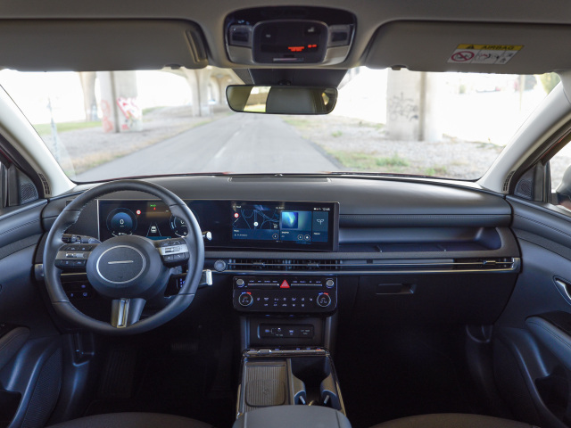Interiér je kompletne prepracovaný a aj vo verzii Style pôsobí veľmi hodnotne.  Elegantná palubná doska nesie dva 12,3-palcové displeje prekryté spoločným sklom, tak ako pri elektrickej rodine Ioniq. Našťastie, samostatný panel klimatizácie Tucsonu zostal aj s množstvom hardvéru.