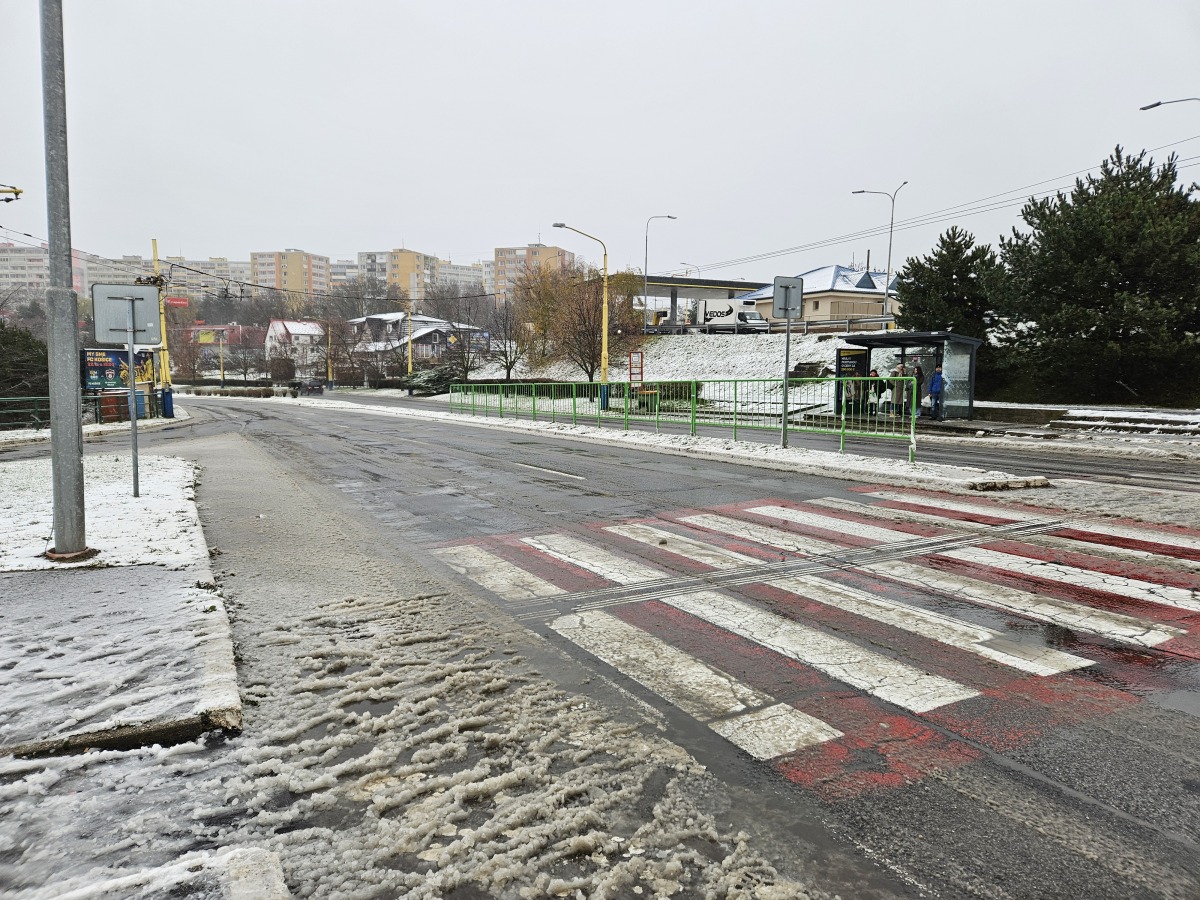 Na kosickom sidlisku Dargovskych hrdinov je niekolko centimetrov snehu   1 
