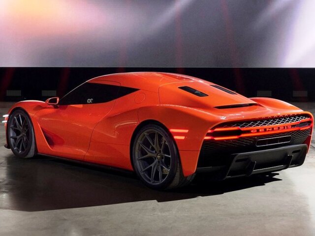 Spaľovací motor je umiestnený pred zadnou nápravou. K značke Genesis sa koncept hlási typickými dvojriadkovými svetlami. Vzadu majú ale celkom novú interpretáciu.