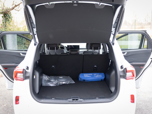 V kufri je priemerných 553 litrov pre batožinu. Čo je však podstatné, kvôli batérii nedošlo k zmenšeniu jeho objemu. Kuga PHEV môže mať dokonca dojazdovú rezervu.