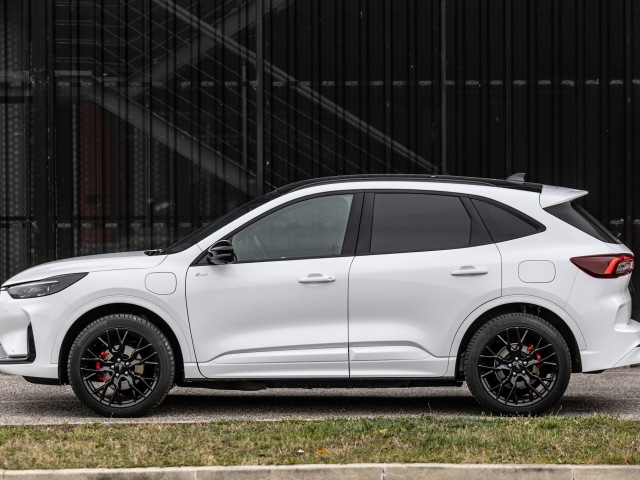 Kuga ST-Line X jazdí na 20-palcových diskoch spod ktorých vykúkajú červené strmene bŕzd. Má tiež o 15 mm znížený podvozok.