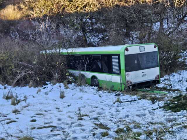 V Košiciach havaroval autobus MHD. Na zľadovatenej ceste dostal šmyk a zišiel dolu svahom.