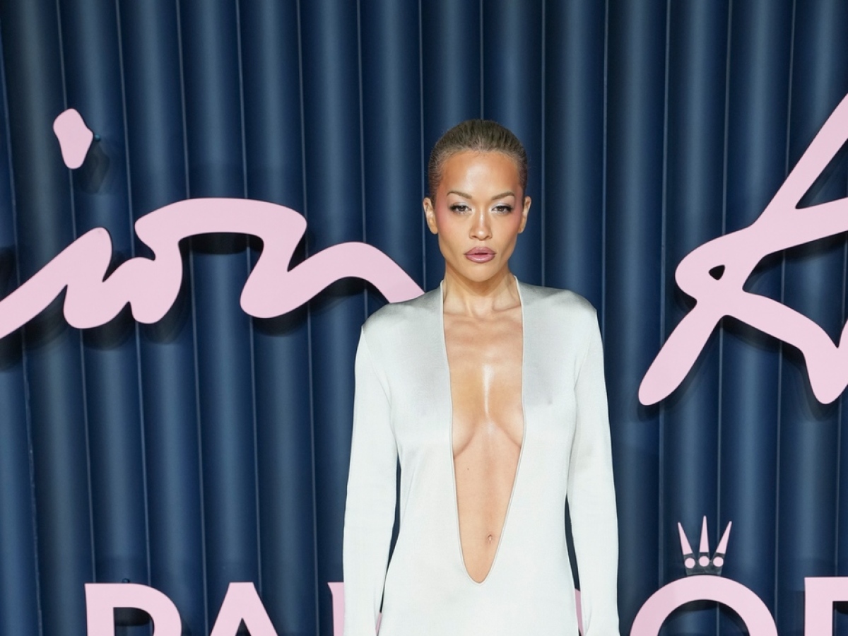 Speváčka Rita Ora prišla v kreácii Tom Ford. 