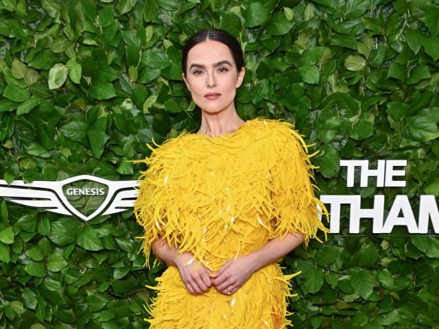Herečka Zoey Deutch prišla na galavečer v kreácii Prada.