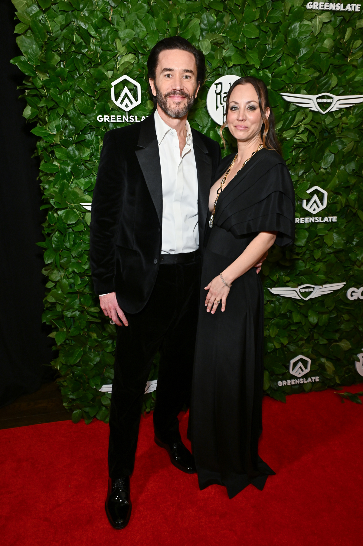 Herec Tom Pelphrey a jeho partnerka Kaley Cuoco.