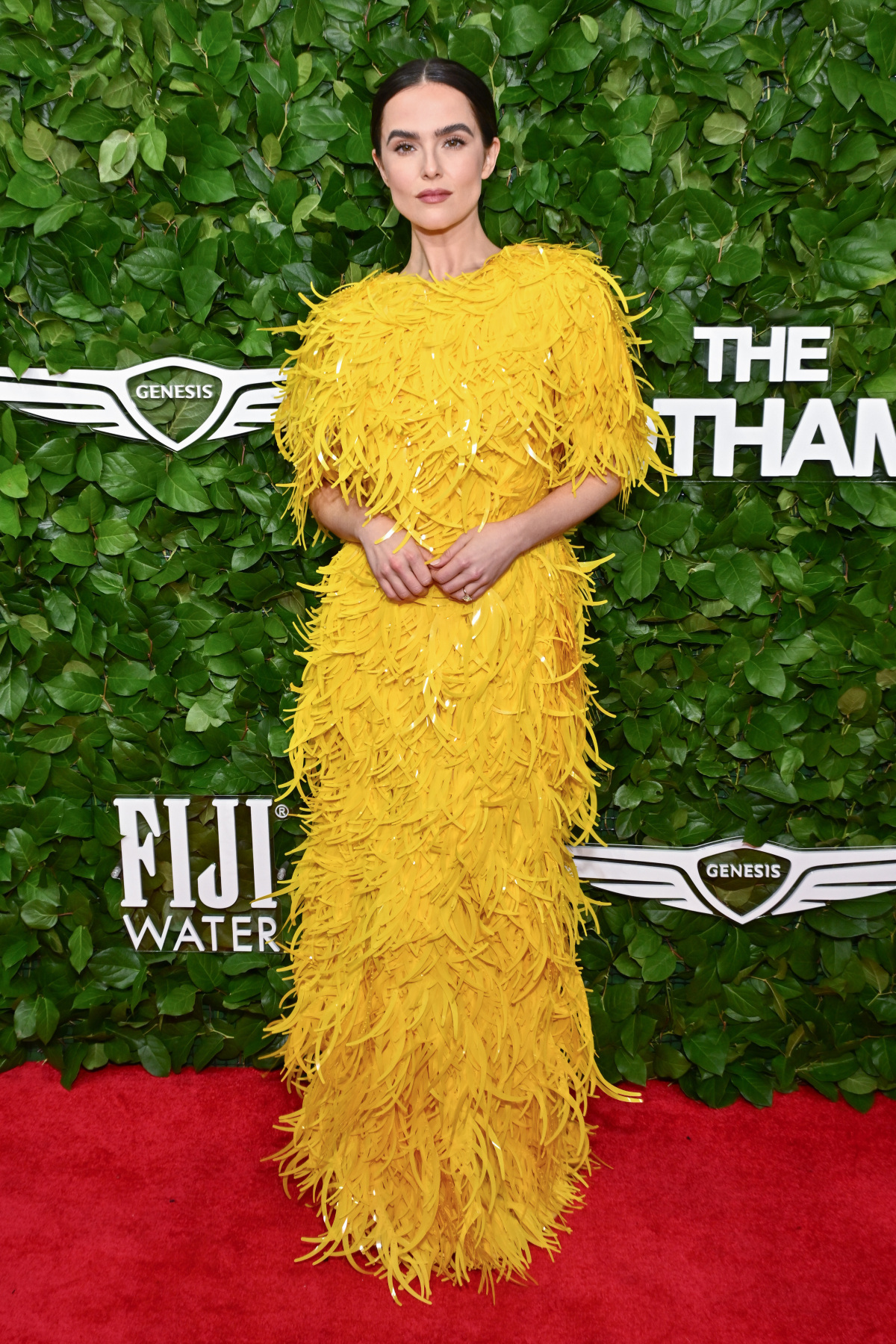 Herečka Zoey Deutch prišla na galavečer v kreácii Prada.