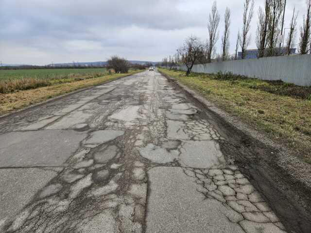 Cesta medzi Šacou a Veľkou Idou už dlhé roky pripomína tankodrom. O pár mesiacov konečne začne jej rekonštrukcia.